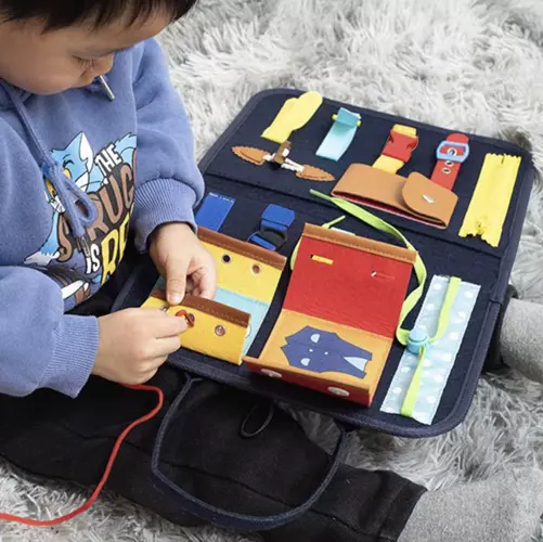 Babák érdekes érzékszervfejlesztő matató táskája sok zsebbel és színes kiegészítőkkel - mérete: 28 x 33 x 2 cm (WNDR23618) - Image 6