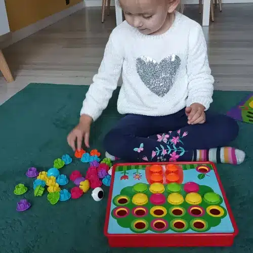 Gomb kirakó-készségfejlesztő 45 gombbal és 12 képpel (WNDR23453) - Image 9