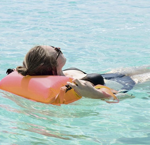 Nagyméretű felfújható bója vízhatlan zsebbel – biztonság és praktikum egyben (WNDR23924) - Image 2